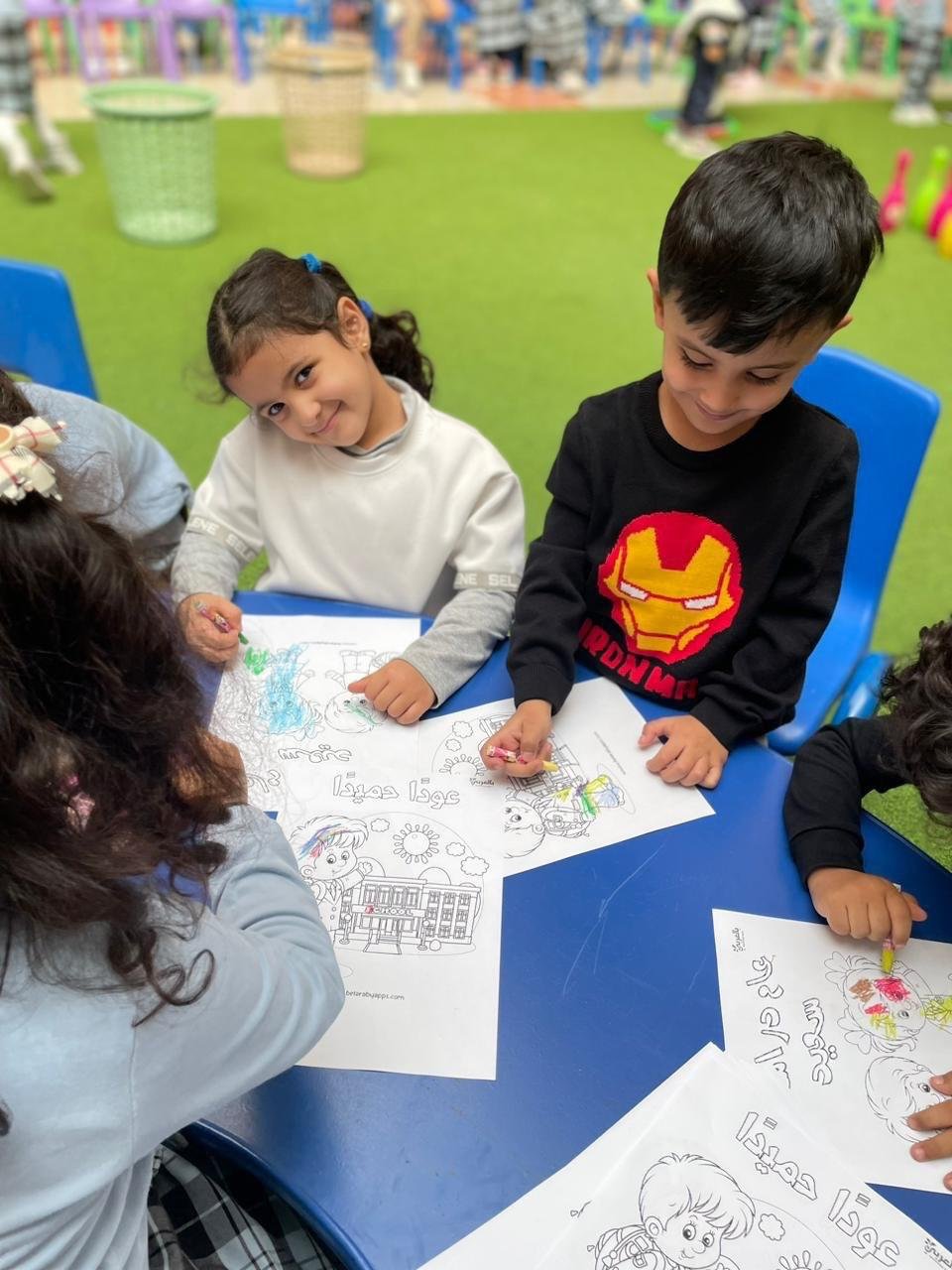 الرسم والتلوين ينميان الإبداع لدى أطفال رياض الأطفال بمدارس